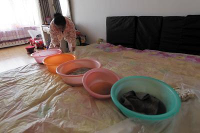隆德楼上漏水，住户失联，小区没物管，业主维权难！律师来支招……